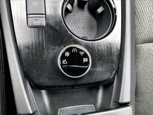 Used 2025 Nissan Rogue SV AWD/4WD image 16