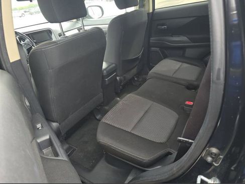 Used 2018 Mitsubishi Outlander SE image 12