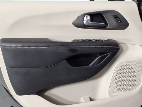 Used 2023 Chrysler Pacifica Touring-L AWD/4WD image 14
