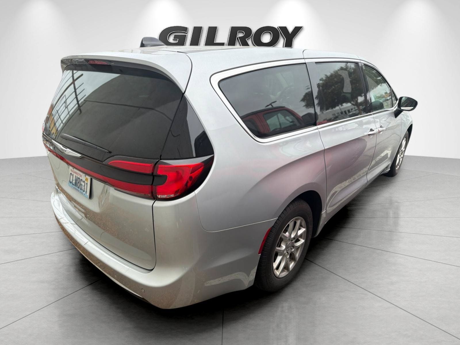 Used 2024 Chrysler Pacifica Touring-L FWD image 2