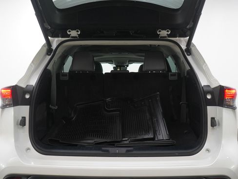 Used 2021 Toyota Highlander XLE image 16