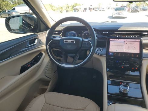 Used 2022 Jeep Grand Cherokee Limited w/ Luxury Tech Group II image 15