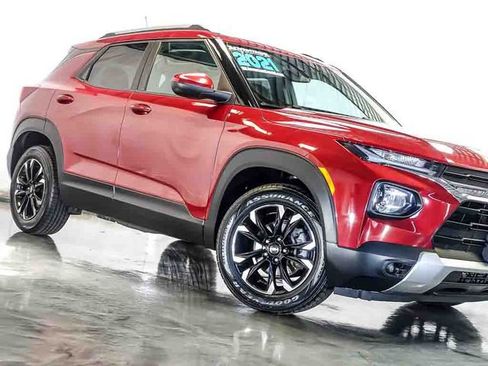 Certified 2021 Chevrolet TrailBlazer LT w/ Convenience Package FWD image 5