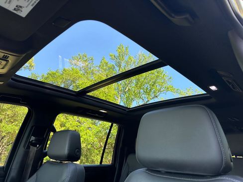 Used 2022 Chevrolet Suburban Z71 w/ Luxury Package AWD/4WD image 15