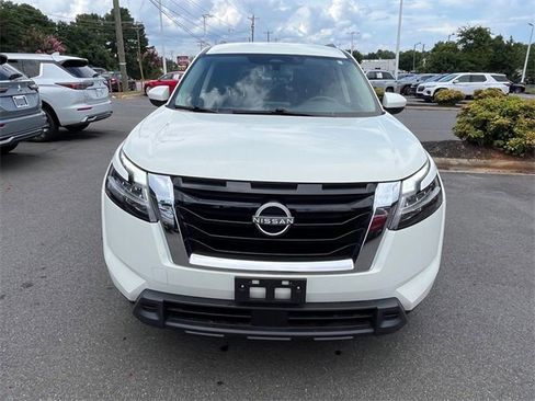 Used 2022 Nissan Pathfinder SV image 9