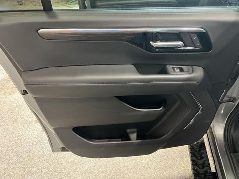 Used 2025 Chevrolet Suburban Z71 AWD/4WD image 19
