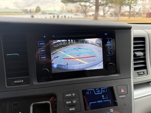 Used 2015 Toyota Sienna LE image 26