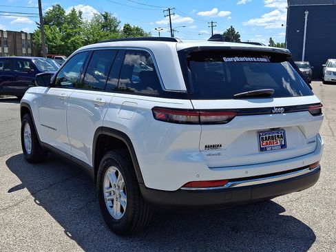 Used 2024 Jeep Grand Cherokee Laredo AWD/4WD image 4
