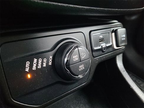 Used 2023 Jeep Renegade Trailhawk image 24