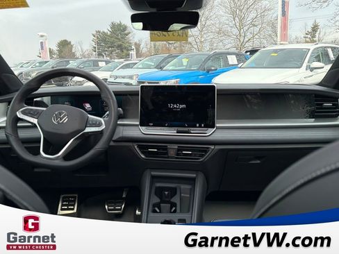 Used 2025 Volkswagen Tiguan SE R-Line image 13