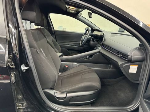 Used 2025 Hyundai Elantra SEL FWD image 28