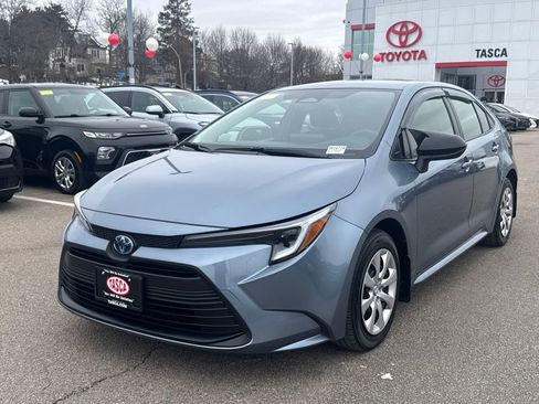 Used 2025 Toyota Corolla LE FWD image 3