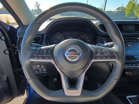 Used 2018 Nissan Rogue SV image 17