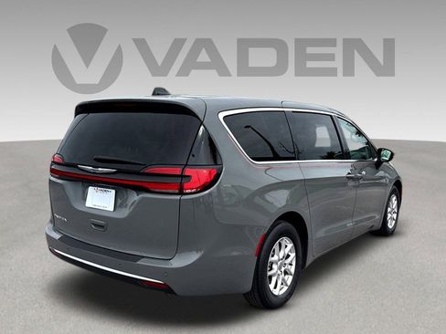 Used 2023 Chrysler Pacifica Touring-L FWD image 24