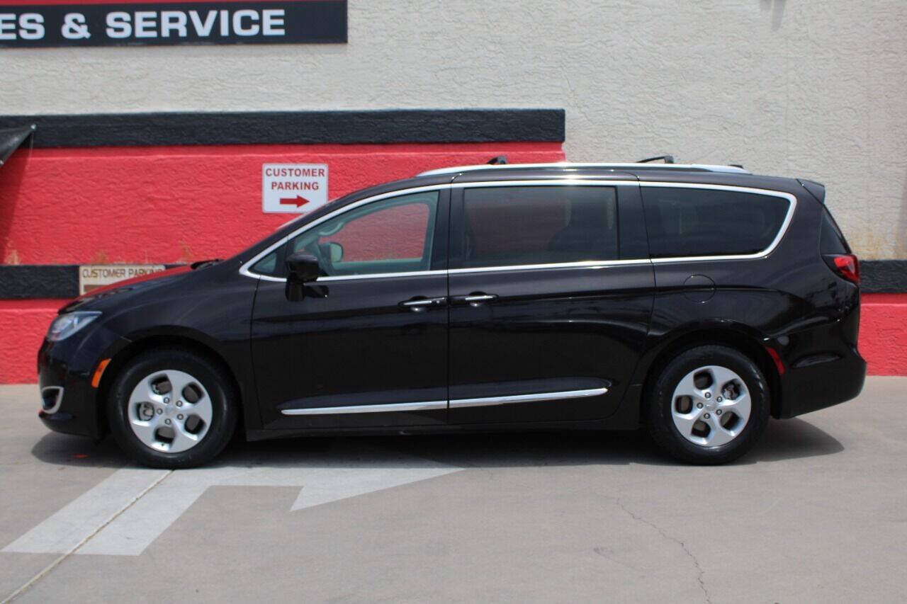 Used 2017 Chrysler Pacifica Touring-L Plus w/ Advanced Safetytec Group FWD image 2