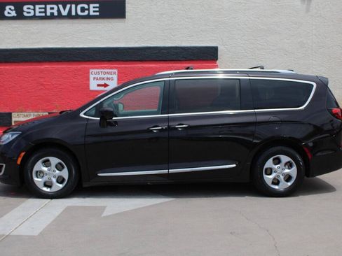 Used 2017 Chrysler Pacifica Touring-L Plus w/ Advanced Safetytec Group FWD image 2