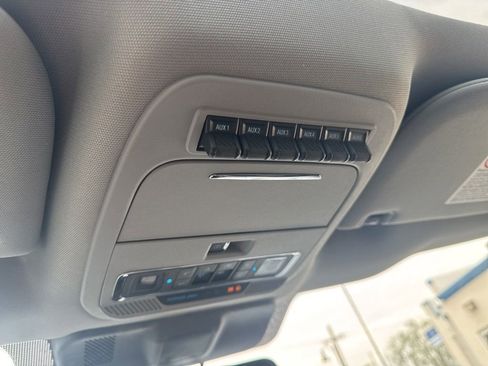 Used 2025 Ford F350 Lariat w/ Lariat Ultimate Package AWD/4WD image 30