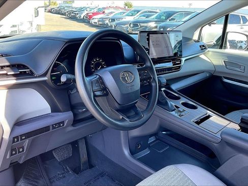 Used 2024 Toyota Sienna LE image 21