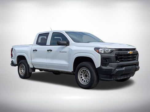 Used 2024 Chevrolet Colorado W/T RWD image 2