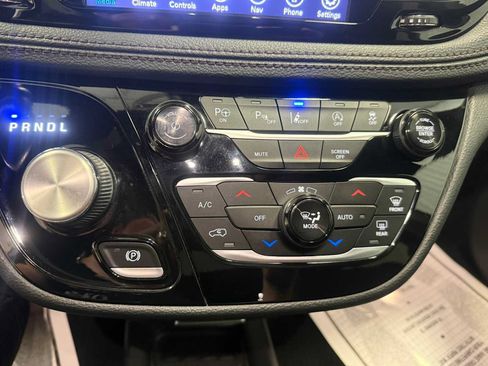 Used 2020 Chrysler Pacifica Limited FWD image 33