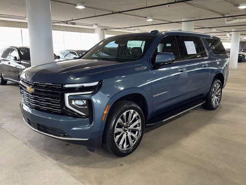 Used 2025 Chevrolet Suburban High Country image 4
