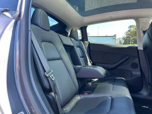 Used 2022 Tesla Model Y Long Range AWD/4WD image 40
