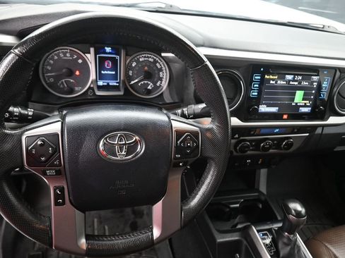 Used 2017 Toyota Tacoma Limited image 9