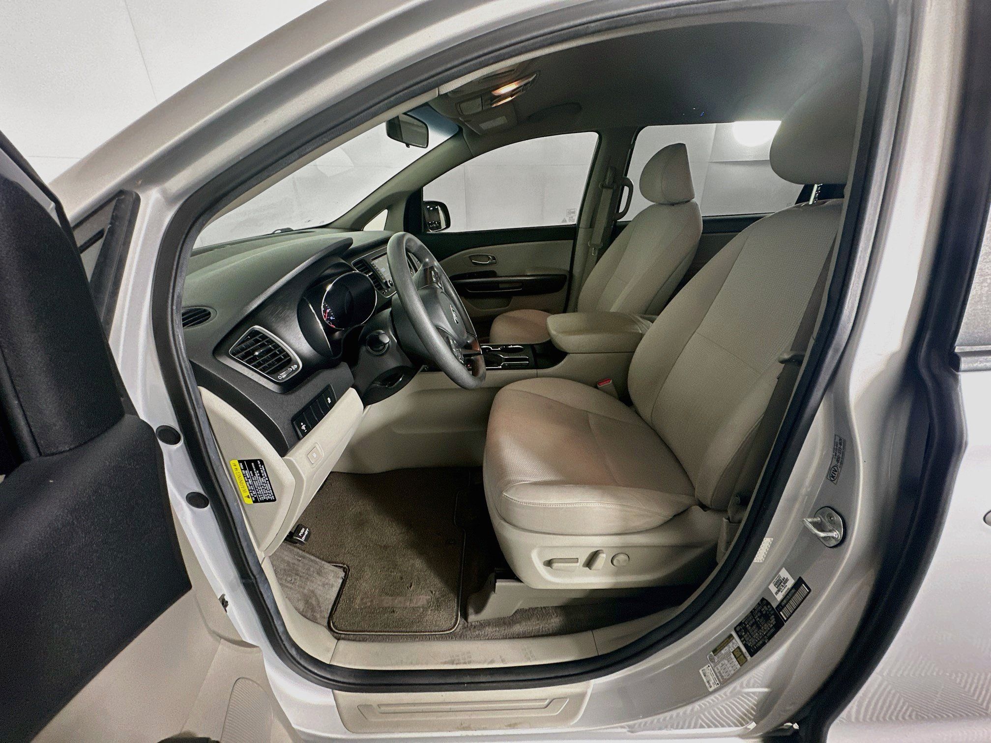 Used 2020 Kia Sedona LX FWD image 13