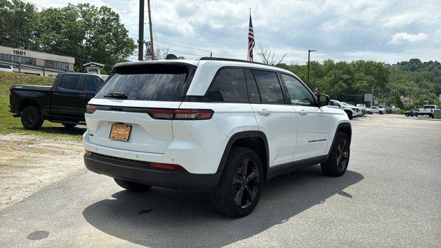 Used 2023 Jeep Grand Cherokee Altitude AWD/4WD image 6