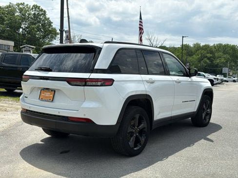 Certified 2023 Jeep Grand Cherokee Altitude AWD/4WD image 6
