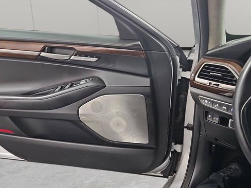 Used 2019 Genesis G90 3.3T Premium RWD image 23