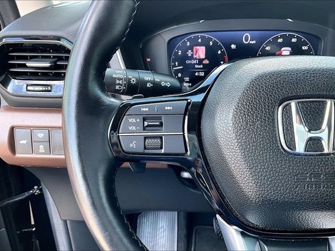 Used 2025 Honda Pilot Elite image 17