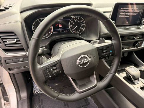 Used 2025 Nissan Rogue SV AWD/4WD image 16