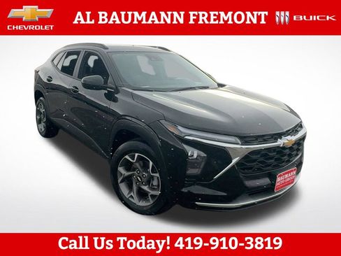 Used 2025 Chevrolet Trax LT FWD image 1