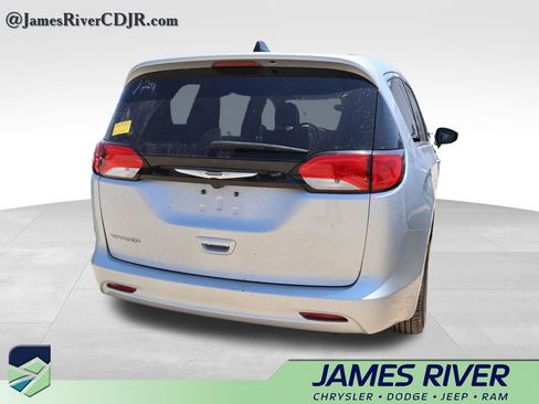 Used 2023 Chrysler Voyager LX FWD image 13