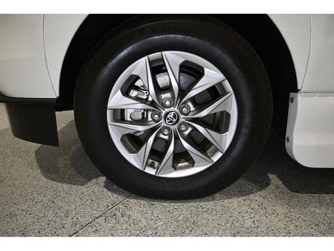 New 2025 Toyota Sienna LE FWD image 12