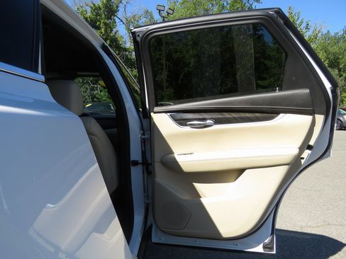 Used 2018 Cadillac XT5 AWD image 16