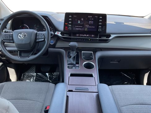 Used 2023 Toyota Sienna LE w/ LE Plus Package FWD image 10