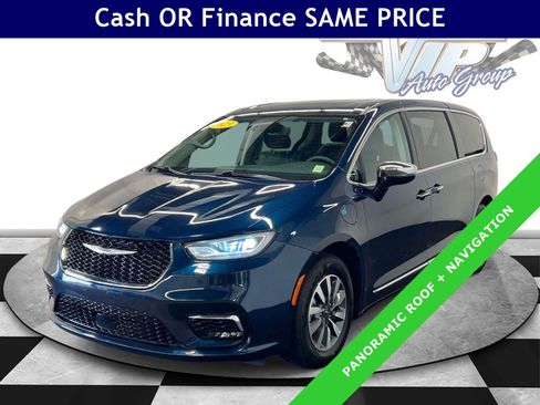 Used 2023 Chrysler Pacifica Limited w/ Uconnect Theater Family Group FWD image 7