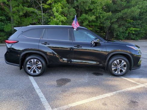 Used 2023 Toyota Highlander XLE AWD/4WD image 3