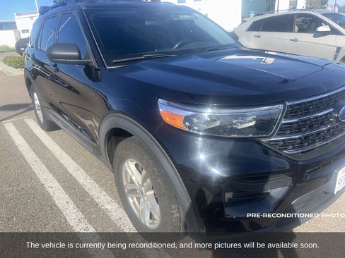 Used 2021 Ford Explorer XLT image 2