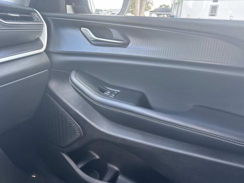 Used 2023 Jeep Grand Cherokee Laredo image 19