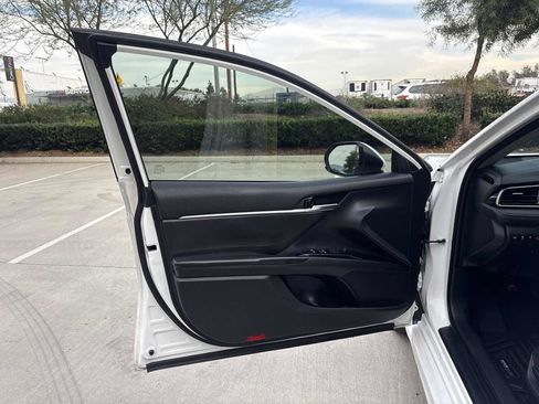 Used 2020 Toyota Camry SE w/ Carpet Mat Package image 18