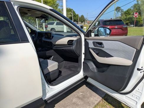 Used 2023 Nissan Rogue SV image 37