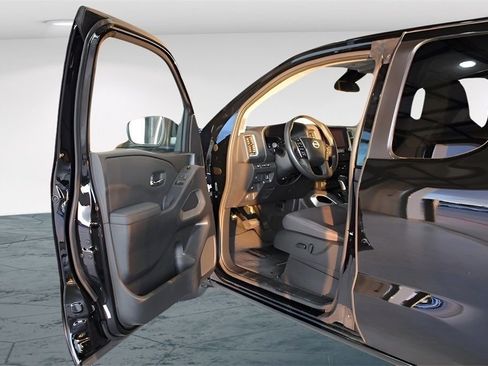 Used 2024 Nissan Frontier SV w/ SV Convenience Package image 25