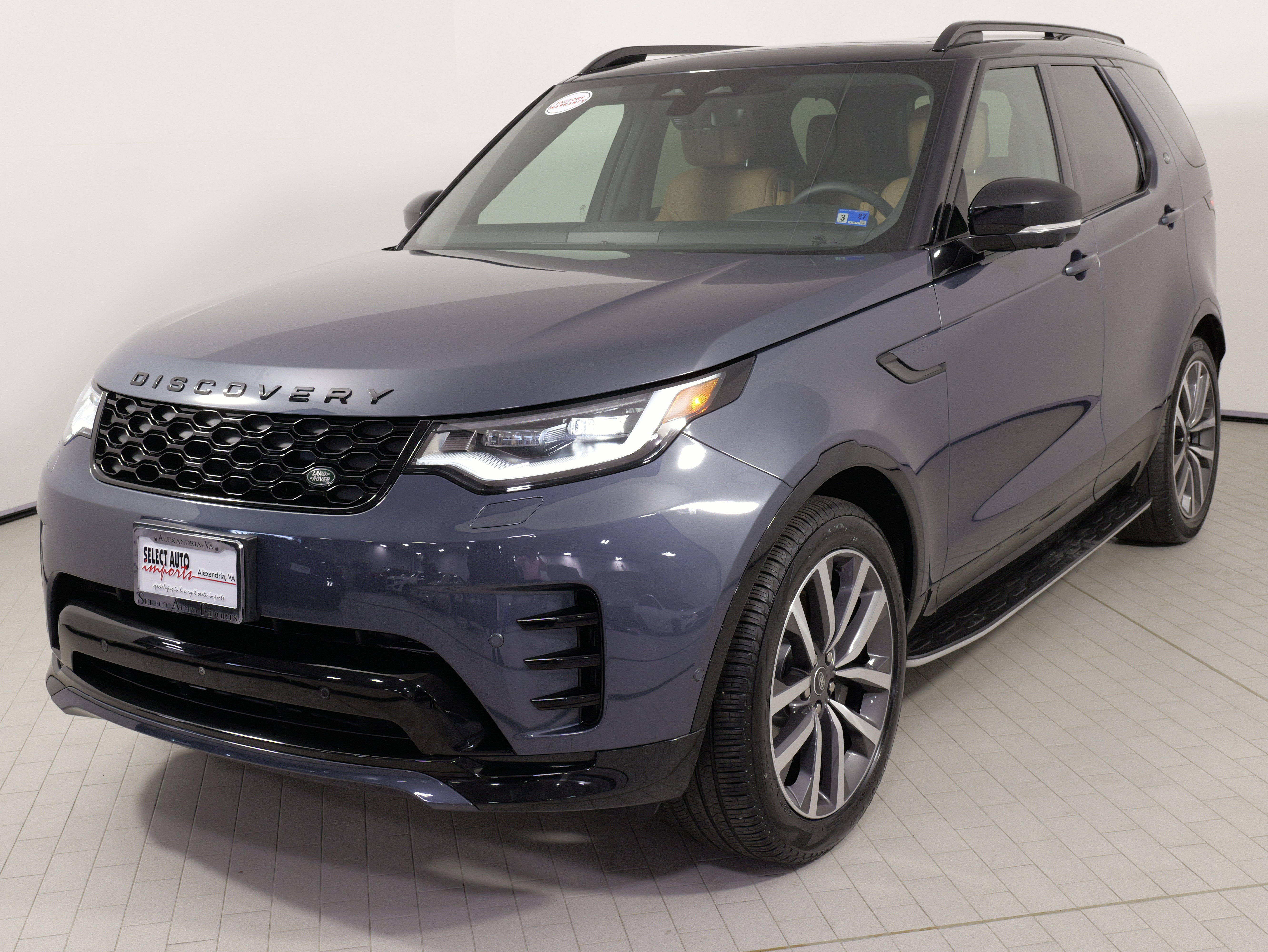 Used 2024 Land Rover Discovery Dynamic SE AWD/4WD image 4
