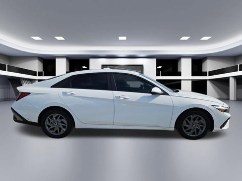 Used 2024 Hyundai Elantra SEL FWD image 5
