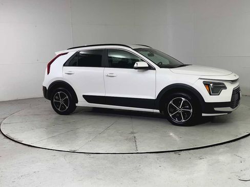 Used 2025 Kia Niro EX image 8