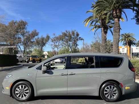 Used 2022 Chrysler Pacifica Touring-L image 21