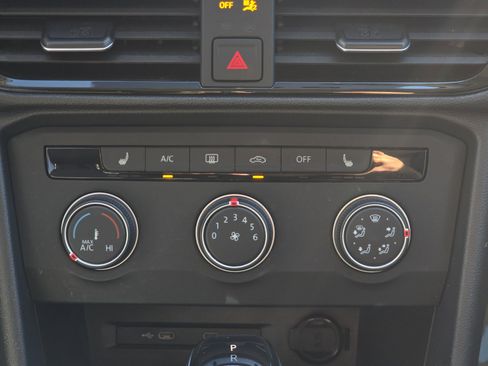 Used 2022 Volkswagen Taos SE image 16